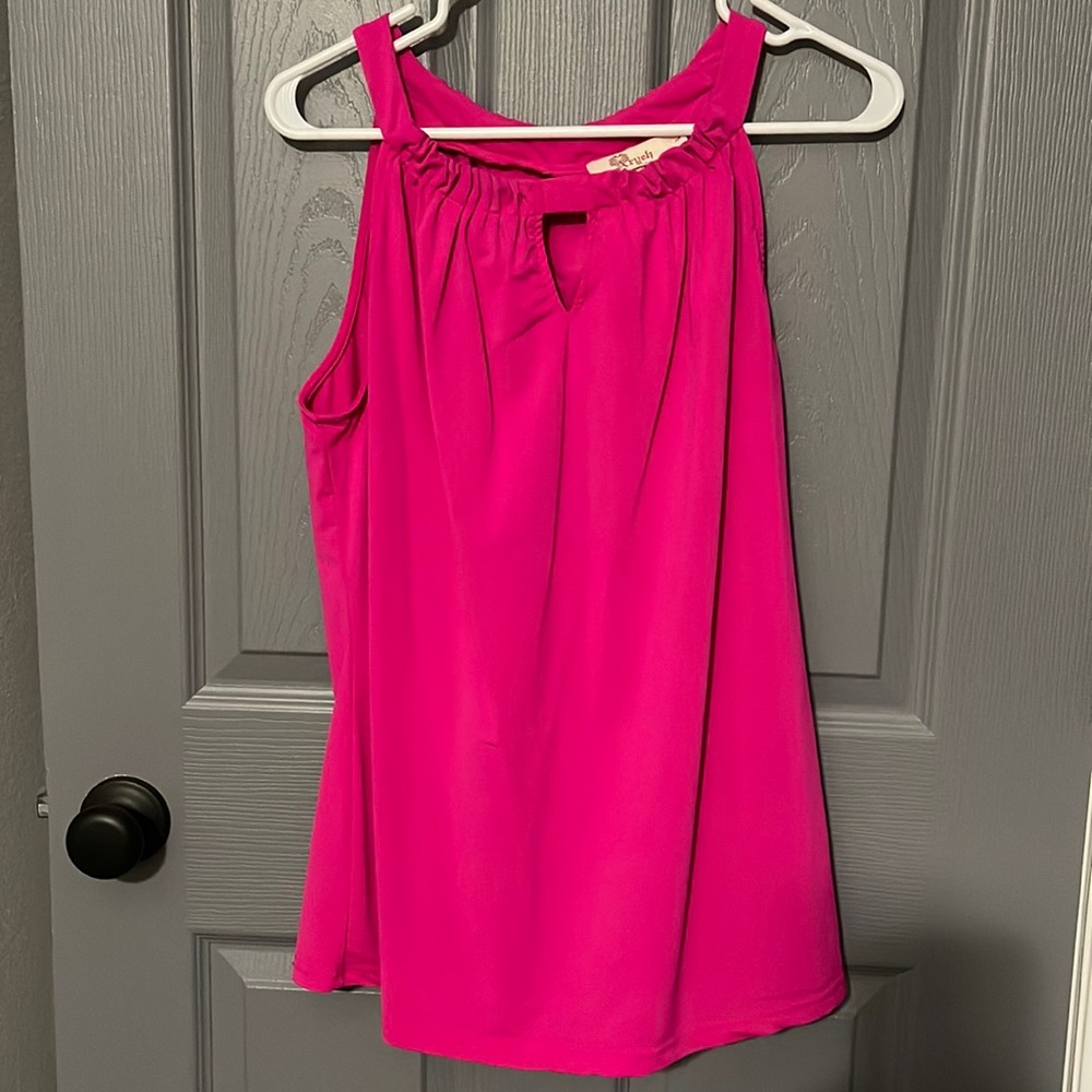 Sleeveless blouse with key hole back